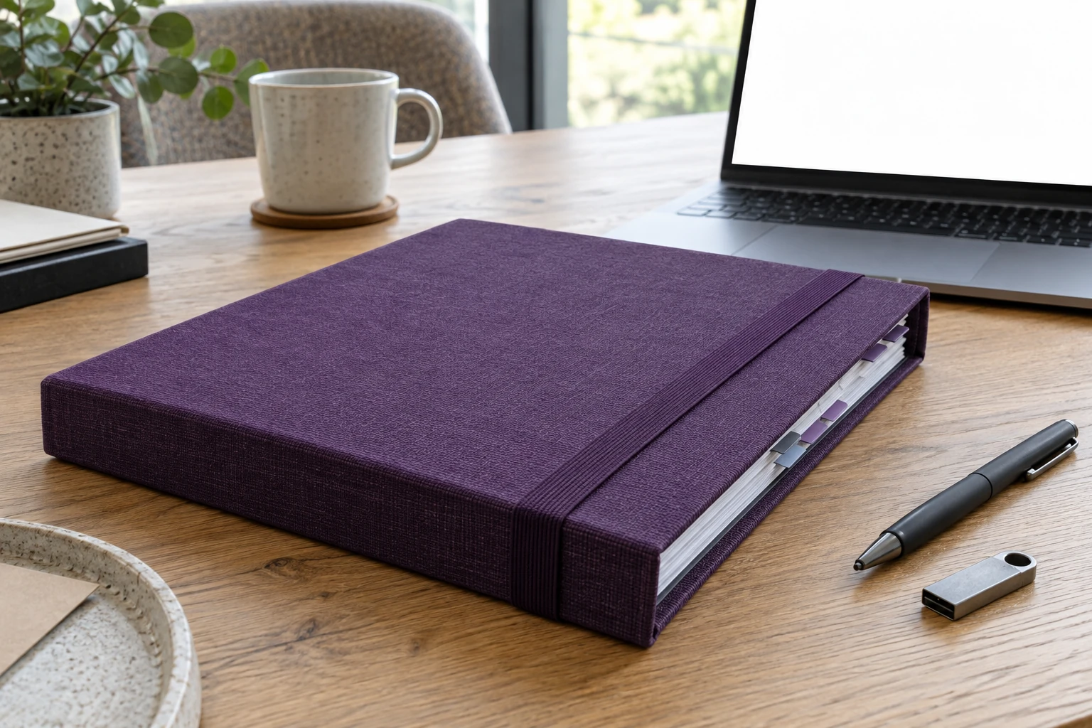 Sfeerbeeld van een compleet paars dossier met tabbladen, opslag en een blanco laptopscherm.